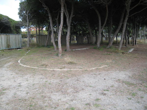 Restos de delimitaciones del camping Albatros de Gav&agrave; Mar (al lado del parque infantil de Central Mar)
